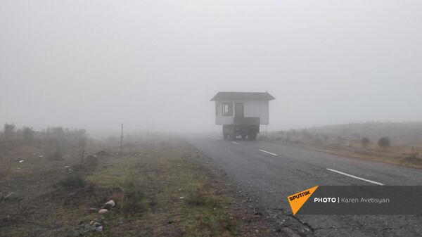 Грузовик перевозит каркас дома по трассе между Мартакертским и Аскеранским районами (18 ноября 2020). Карабах - Sputnik Армения