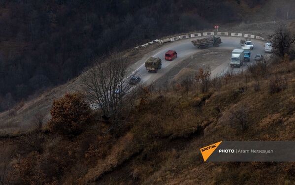 Люди покидают свои дома в Карвачаре перед вступлением в силу соглашения о передаче земель (14 ноября 2020). Карабах - Sputnik Армения