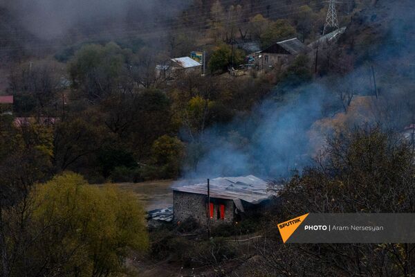 Люди покидают свои дома в Карвачаре перед вступлением в силу соглашения о передаче земель (12 ноября 2020). Карабах - Sputnik Армения