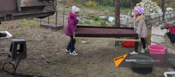 Жители села Нор Марага Мартакертского района Карабаха покидают свои дома перед сдачей территорий азербайджанской стороне (19 ноября 2020). Карабах - Sputnik Արմենիա