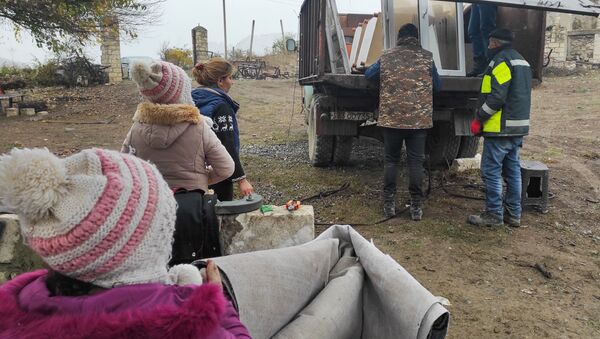 Жители села Нор Марага Мартакертского района Карабаха покидают свои дома перед сдачей территорий азербайджанской стороне (19 ноября 2020). Карабах - Sputnik Армения