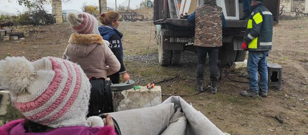 Жители села Нор Марага Мартакертского района Карабаха покидают свои дома перед сдачей территорий азербайджанской стороне (19 ноября 2020). Карабах - Sputnik Արմենիա