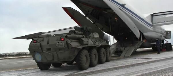 Очередные 18 самолетов ВТА России доставили личный состав и технику миротворцев в Армению - Sputnik Արմենիա