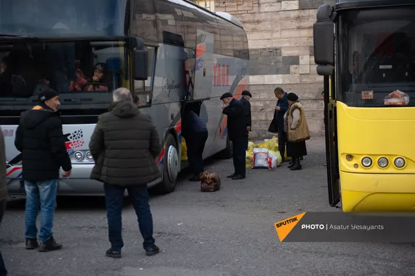 Даже паспорт не успел взять: карабахцы возвращаются домой, но не у всех он остался Даже паспорт не успел взять: карабахцы возвращаются домой, но не у всех он остался - Sputnik Армения