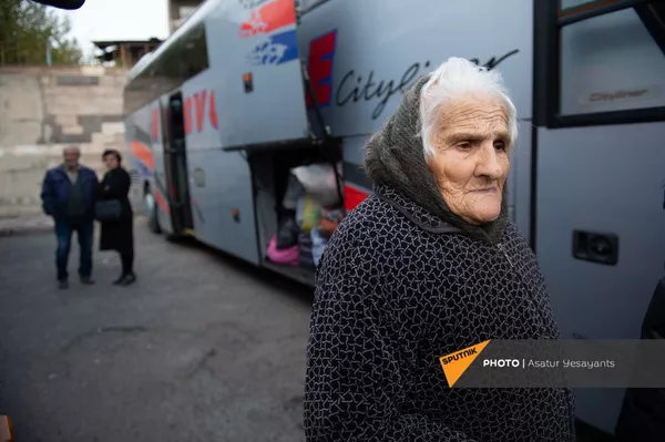 Даже паспорт не успел взять: карабахцы возвращаются домой, но не у всех он остался Даже паспорт не успел взять: карабахцы возвращаются домой, но не у всех он остался - Sputnik Армения