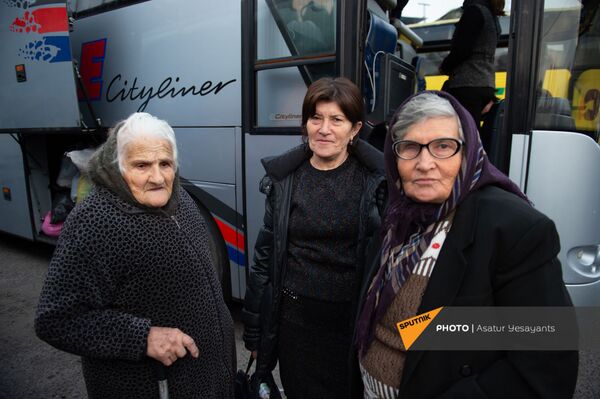 Արցախցիները տուն են վերադառնում, իսկ այլևս տուն չունեցողները՝ բարի ճանապարհ մաղթում նրանց Արցախցիները տուն են վերադառնում, իսկ այլևս տուն չունեցողները՝ բարի ճանապարհ մաղթում նրանց - Sputnik Արմենիա