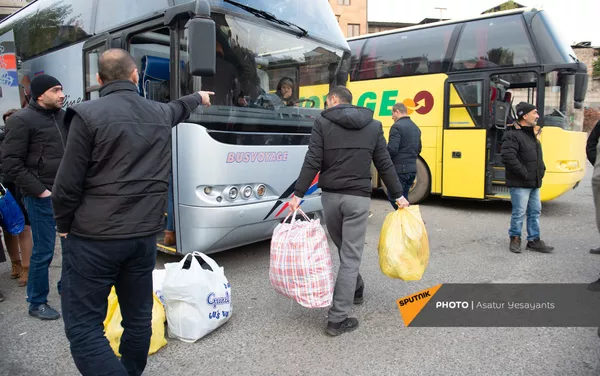 Из Автовокзала организованы рейсы в Карабах для беженцев из разных районов и сел НКР (20 ноября 2020). Еревaн Из Автовокзала организованы рейсы в Карабах для беженцев из разных районов и сел НКР (20 ноября 2020). Еревaн - Sputnik Армения