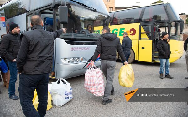 Из Автовокзала организованы рейсы в Карабах для беженцев из разных районов и сел НКР (20 ноября 2020). Еревaн - Sputnik Армения