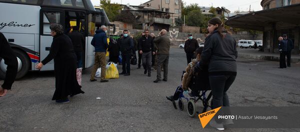 Из Автовокзала организованы рейсы в Карабах для беженцев из разных районов и сел НКР (20 ноября 2020). Еревaн Из Автовокзала организованы рейсы в Карабах для беженцев из разных районов и сел НКР (20 ноября 2020). Еревaн - Sputnik Армения
