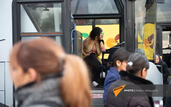 Из Автовокзала организованы рейсы в Карабах для беженцев из разных районов и сел НКР (20 ноября 2020). Еревaн Из Автовокзала организованы рейсы в Карабах для беженцев из разных районов и сел НКР (20 ноября 2020). Еревaн - Sputnik Армения