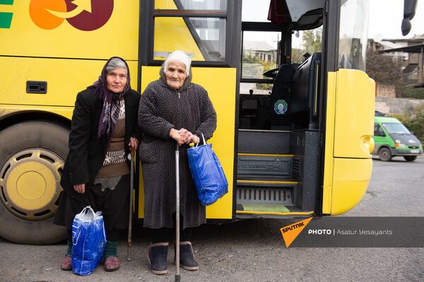 Արցախցիները տուն են վերադառնում, իսկ այլևս տուն չունեցողները՝ բարի ճանապարհ մաղթում նրանց Արցախցիները տուն են վերադառնում, իսկ այլևս տուն չունեցողները՝ բարի ճանապարհ մաղթում նրանց - Sputnik Արմենիա