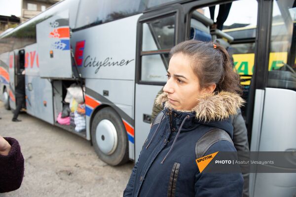 Արցախցիները տուն են վերադառնում, իսկ այլևս տուն չունեցողները՝ բարի ճանապարհ մաղթում նրանց Արցախցիները տուն են վերադառնում, իսկ այլևս տուն չունեցողները՝ բարի ճանապարհ մաղթում նրանց - Sputnik Արմենիա