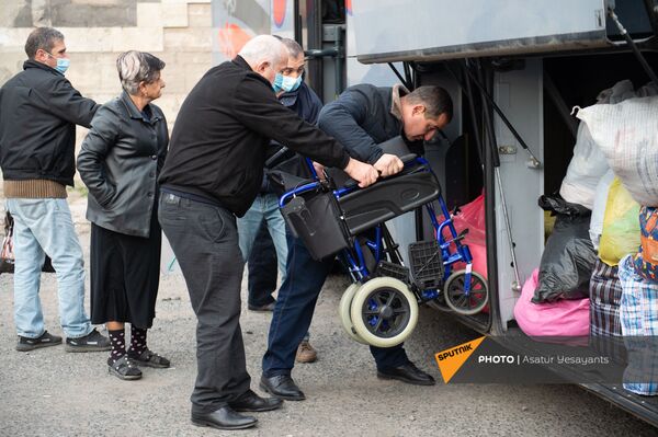 Даже паспорт не успел взять: карабахцы возвращаются домой, но не у всех он остался Даже паспорт не успел взять: карабахцы возвращаются домой, но не у всех он остался - Sputnik Армения