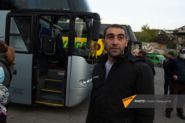 Արցախցիները տուն են վերադառնում, իսկ այլևս տուն չունեցողները՝ բարի ճանապարհ մաղթում նրանց Արցախցիները տուն են վերադառնում, իսկ այլևս տուն չունեցողները՝ բարի ճանապարհ մաղթում նրանց - Sputnik Արմենիա