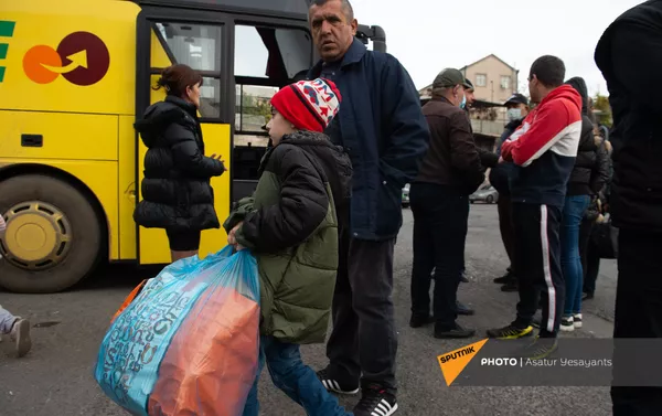 Из Автовокзала организованы рейсы в Карабах для беженцев из разных районов и сел НКР (20 ноября 2020). Еревaн Из Автовокзала организованы рейсы в Карабах для беженцев из разных районов и сел НКР (20 ноября 2020). Еревaн - Sputnik Армения