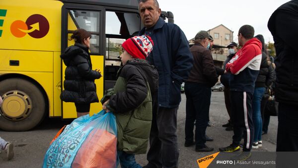 Из Автовокзала организованы рейсы в Карабах для беженцев из разных районов и сел НКР (20 ноября 2020). Еревaн - Sputnik Արմենիա