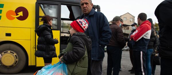 Из Автовокзала организованы рейсы в Карабах для беженцев из разных районов и сел НКР (20 ноября 2020). Еревaн - Sputnik Արմենիա