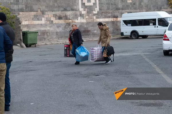 Из Автовокзала организованы рейсы в Карабах для беженцев из разных районов и сел НКР (20 ноября 2020). Еревaн Из Автовокзала организованы рейсы в Карабах для беженцев из разных районов и сел НКР (20 ноября 2020). Еревaн - Sputnik Армения