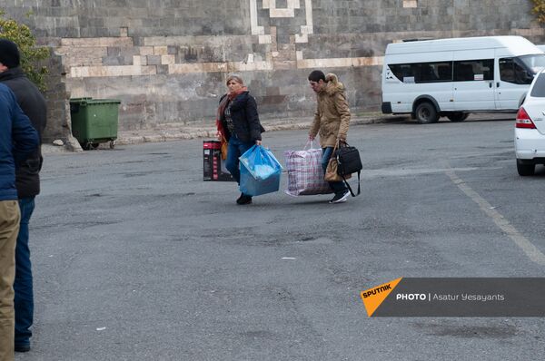 Արցախցիները տուն են վերադառնում, իսկ այլևս տուն չունեցողները՝ բարի ճանապարհ մաղթում նրանց Արցախցիները տուն են վերադառնում, իսկ այլևս տուն չունեցողները՝ բարի ճանապարհ մաղթում նրանց - Sputnik Արմենիա
