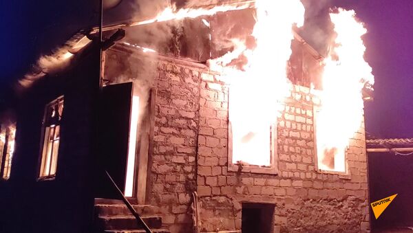 Житель  одного из сел Карабаха сжигает свой дом после выселения. - Sputnik Армения