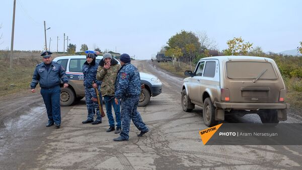 Блокпост полиции на дороге Степанакерт-Мартакерт в Аскеранском районе (20 ноября 2020). Карабах - Sputnik Армения