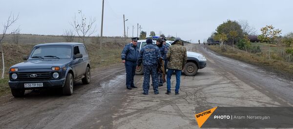 Блокпост полиции на дороге Степанакерт-Мартакерт в Аскеранском районе (20 ноября 2020). Карабах Блокпост полиции на дороге Степанакерт-Мартакерт в Аскеранском районе (20 ноября 2020). Карабах - Sputnik Արմենիա