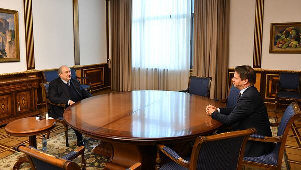 Президент Армен Саркисян встретился с Чрезвычайным и Полномочным Послом Франции в Армении Джонатаном Лакотом (20 ноября 2020). Еревaн - Sputnik Армения