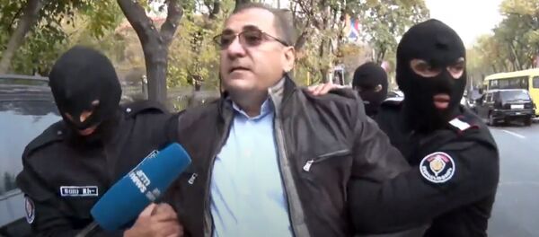 Полиция задержала Ара Сагателяна во время акции протеста против действующего правительства (20 ноября 2020). Еревaн - Sputnik Արմենիա