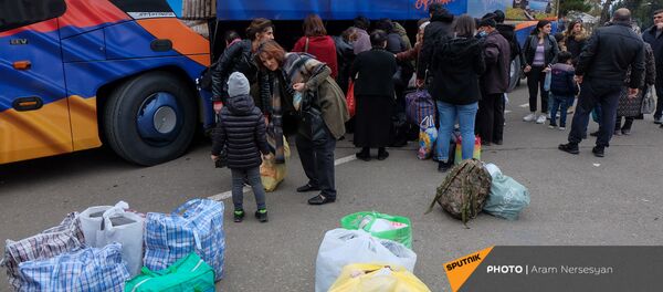 Беженцы из Карабаха прибывают из Армении в Степанакерт (20 ноября 2020). Карабах - Sputnik Армения