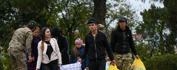 Беженцы из Карабаха прибывают из Армении в Степанакерт (20 ноября 2020). Карабах - Sputnik Армения