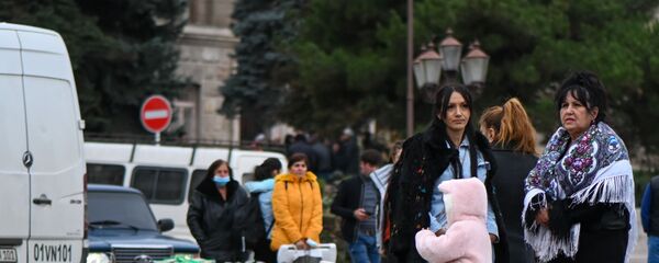 Беженцы из Карабаха прибывают из Армении в Степанакерт (20 ноября 2020). Карабах Беженцы из Карабаха прибывают из Армении в Степанакерт (20 ноября 2020). Карабах - Sputnik Армения