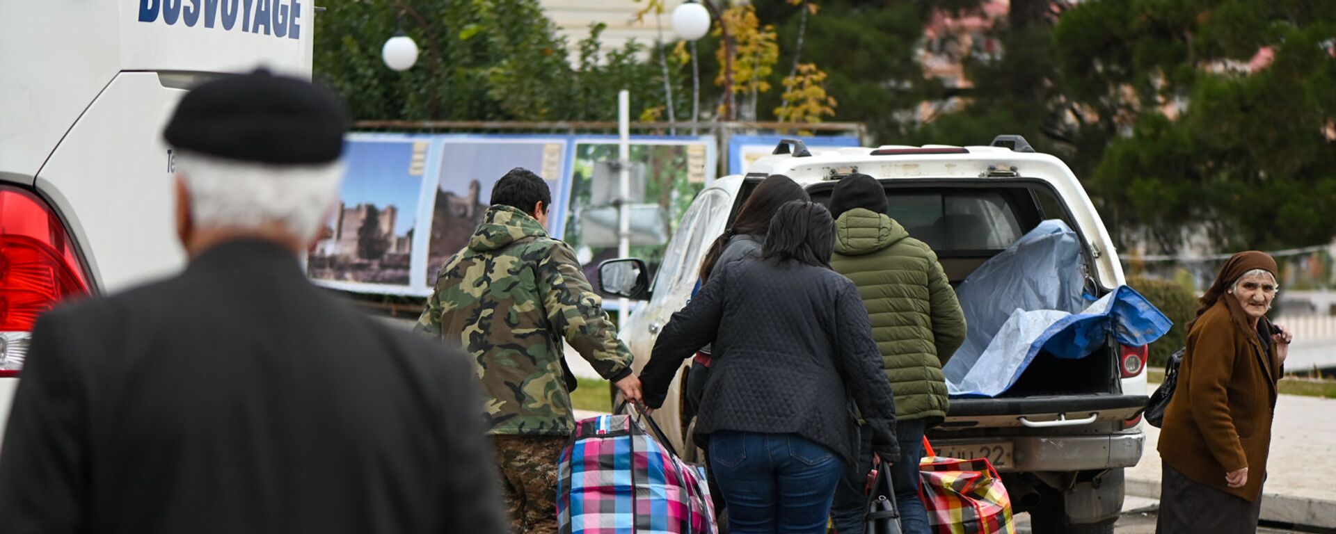 Беженцы из Карабаха прибывают из Армении в Степанакерт (20 ноября 2020). Карабах - Sputnik Армения, 1920, 21.10.2021