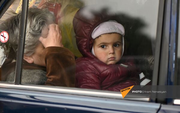 Беженцы из Карабаха прибывают из Армении в Степанакерт (20 ноября 2020). Карабах - Sputnik Армения