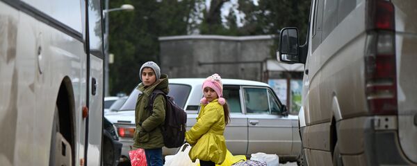 Беженцы из Карабаха прибывают из Армении в Степанакерт (20 ноября 2020). Карабах - Sputnik Армения