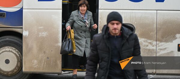 Беженцы из Карабаха прибывают из Армении в Степанакерт (20 ноября 2020). Карабах - Sputnik Армения