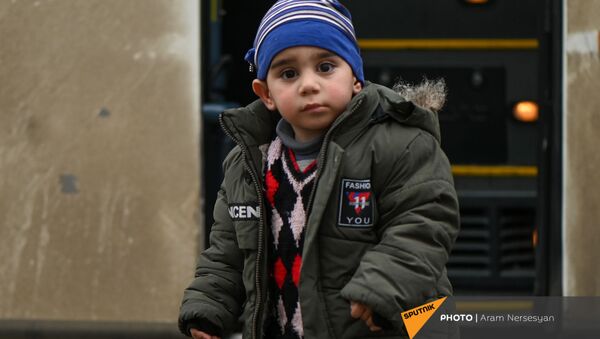 Беженцы из Карабаха прибывают из Армении в Степанакерт (20 ноября 2020). Карабах - Sputnik Армения
