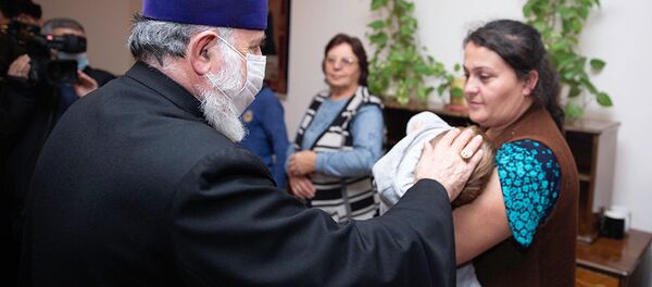 Католикос Гарегин Второй посетил приютившихся в Эчмиадзине беженцев из Карабаха (19 ноября 2020). Эчмиадзин - Sputnik Армения