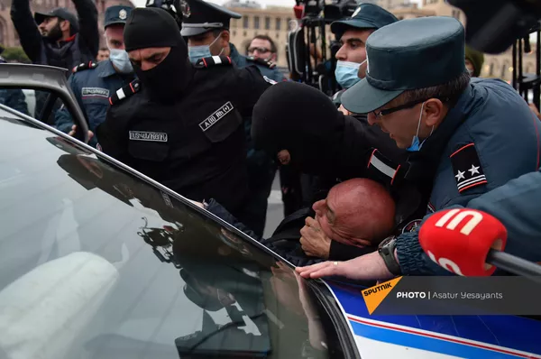 Митинги в центре Еревана: 85 человек доставлены в отделения полиции Митинги в центре Еревана: 85 человек доставлены в отделения полиции - Sputnik Армения