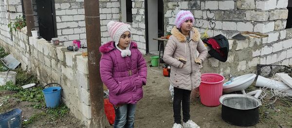 Արցախցիները հավաքում են կահ–կարասին ու պատմում իրենց խնդիրների մասին - Sputnik Արմենիա