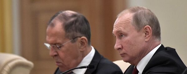 Президент России Владимир Путин и министр иностранных дел Сергей Лавров на российско-эмиратских переговорах (15 октября 2019). Абу-Даби - Sputnik Արմենիա