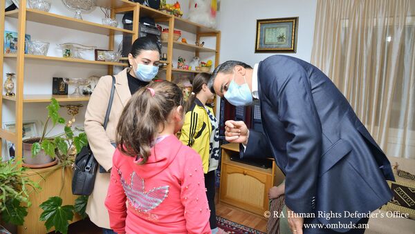 Омбудсмен Арман Татоян посетил благотворительный фонд SOS детские деревни (20 ноября 2020). Котайк - Sputnik Արմենիա