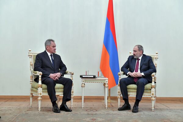 Путин поставил конкретную задачу по Карабаху: Шойгу раскрыл Пашиняну программу России Путин поставил конкретную задачу по Карабаху: Шойгу раскрыл Пашиняну программу России - Sputnik Армения