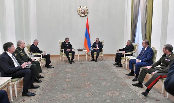 Путин поставил конкретную задачу по Карабаху: Шойгу раскрыл Пашиняну программу России Путин поставил конкретную задачу по Карабаху: Шойгу раскрыл Пашиняну программу России - Sputnik Армения