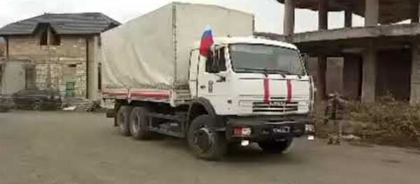 Колонна грузовиков МЧС с гумпомощью на улицах Степанакерта Колонна грузовиков МЧС с гумпомощью на улицах Степанакерта - Sputnik Армения