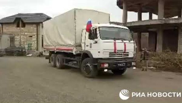 Колонна грузовиков МЧС с гумпомощью на улицах Степанакерта - Sputnik Армения