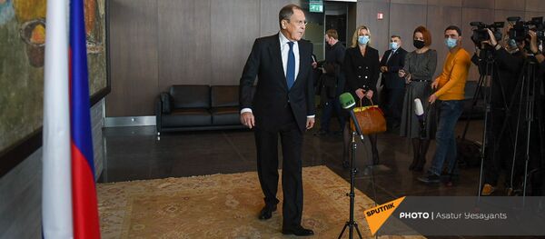 Министр иностранных дел России Сергей Лавров перед началом брифинга по итогам визита в Армению (21 ноября 2020). Еревaн - Sputnik Արմենիա