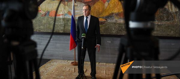 Министр иностранных дел России Сергей Лавров во время брифинга по итогам визита в Армению (21 ноября 2020). Еревaн - Sputnik Արմենիա