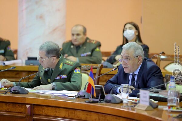 Վաղարշակ Հարությունյանը և Սերգեյ Շոյգուն խաղաղապահներին առնչվող փաստաթղթեր են ստորագրել - Sputnik Արմենիա