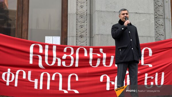 Руководитель партии Отечество Артур Ванецян выступает на митинге оппозиции на площади Свободы (21 ноября 2020). Еревaн - Sputnik Армения