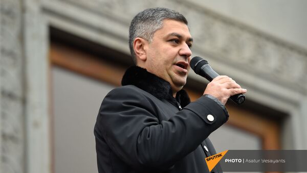Руководитель партии Отечество Артур Ванецян выступает на митинге оппозиции на площади Свободы (21 ноября 2020). Еревaн - Sputnik Армения